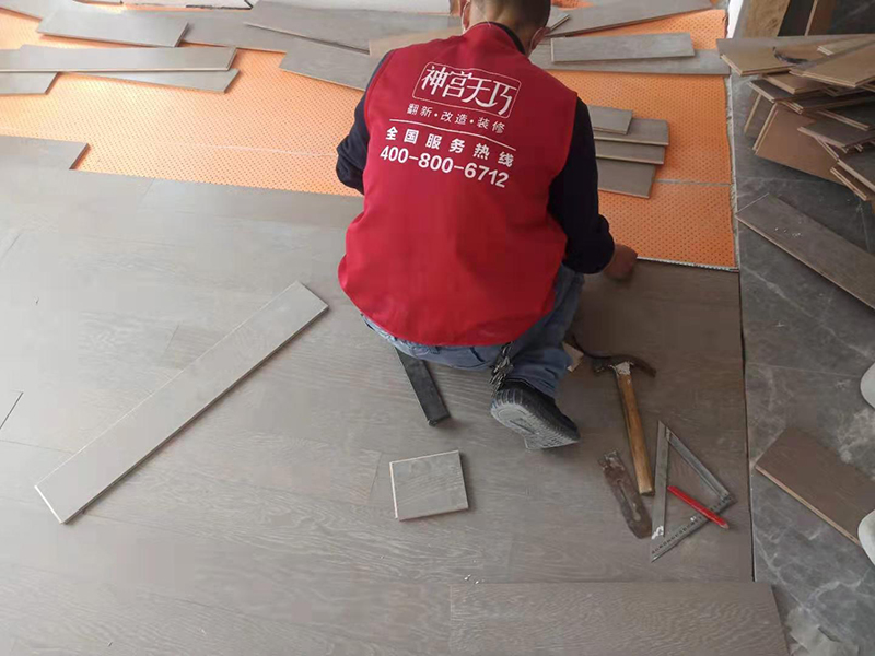 木地板翻新多少錢一平米？看完后，網(wǎng)友直呼：家里翻新地板后悔了(圖2)