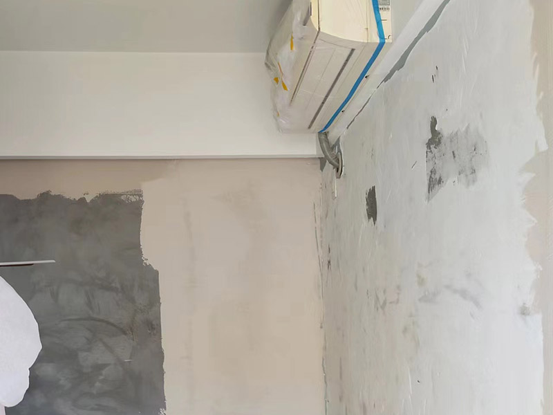 三伏天的新房墻皮發(fā)霉開(kāi)裂怎么辦？房屋墻面翻新施工技巧