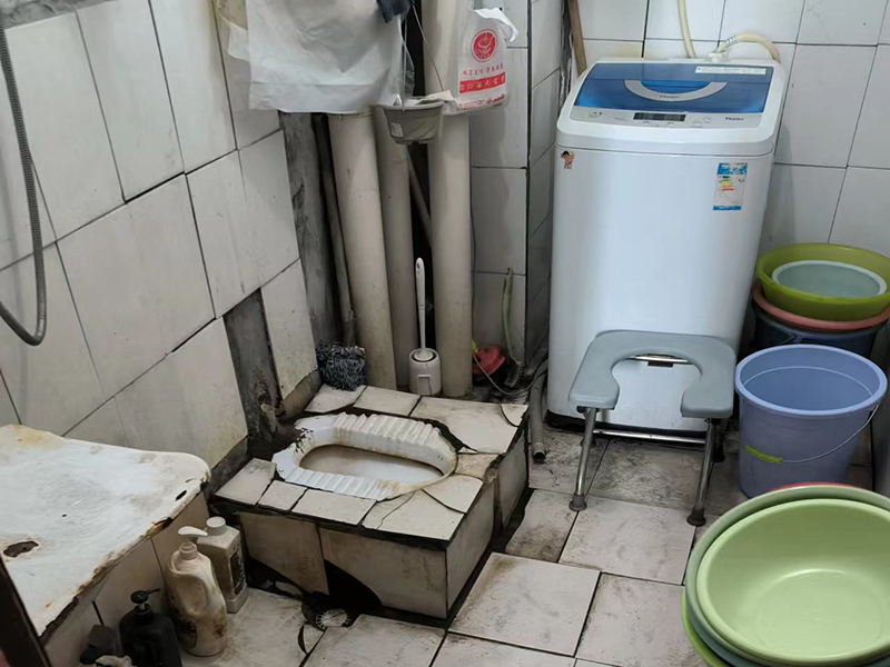 廚房衛(wèi)生間下水管嚴(yán)重滲水怎么辦？家庭管道改造施工案例(圖1)