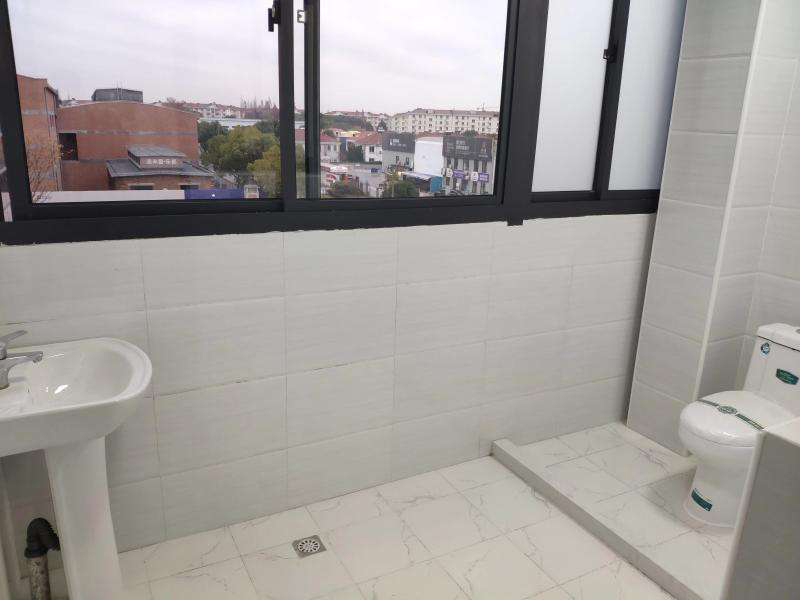 家里陽臺(tái)能改造定制衛(wèi)生間嗎？別眨眼！不一樣的陽臺(tái)拆改案例來了(圖2)