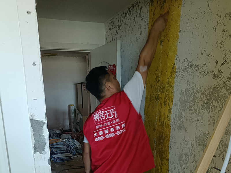 老房子室內(nèi)墻壁翻新多少錢一平方？簡(jiǎn)單刷乳膠漆的注意事項(xiàng)(圖2)