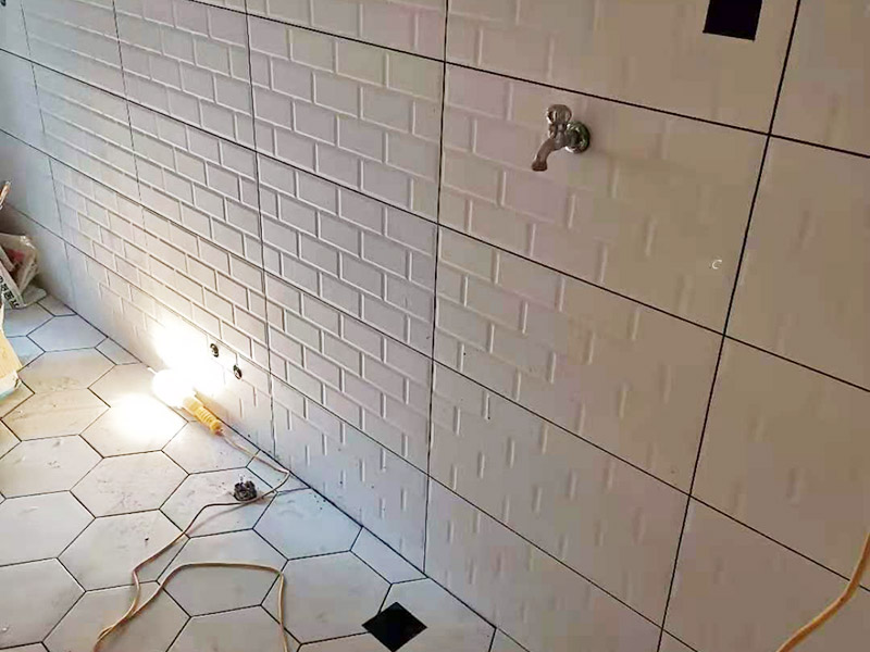 墻面瓷磚局部脫落如何翻新(圖1) 墻面瓷磚局部脫落如何翻新(圖1)