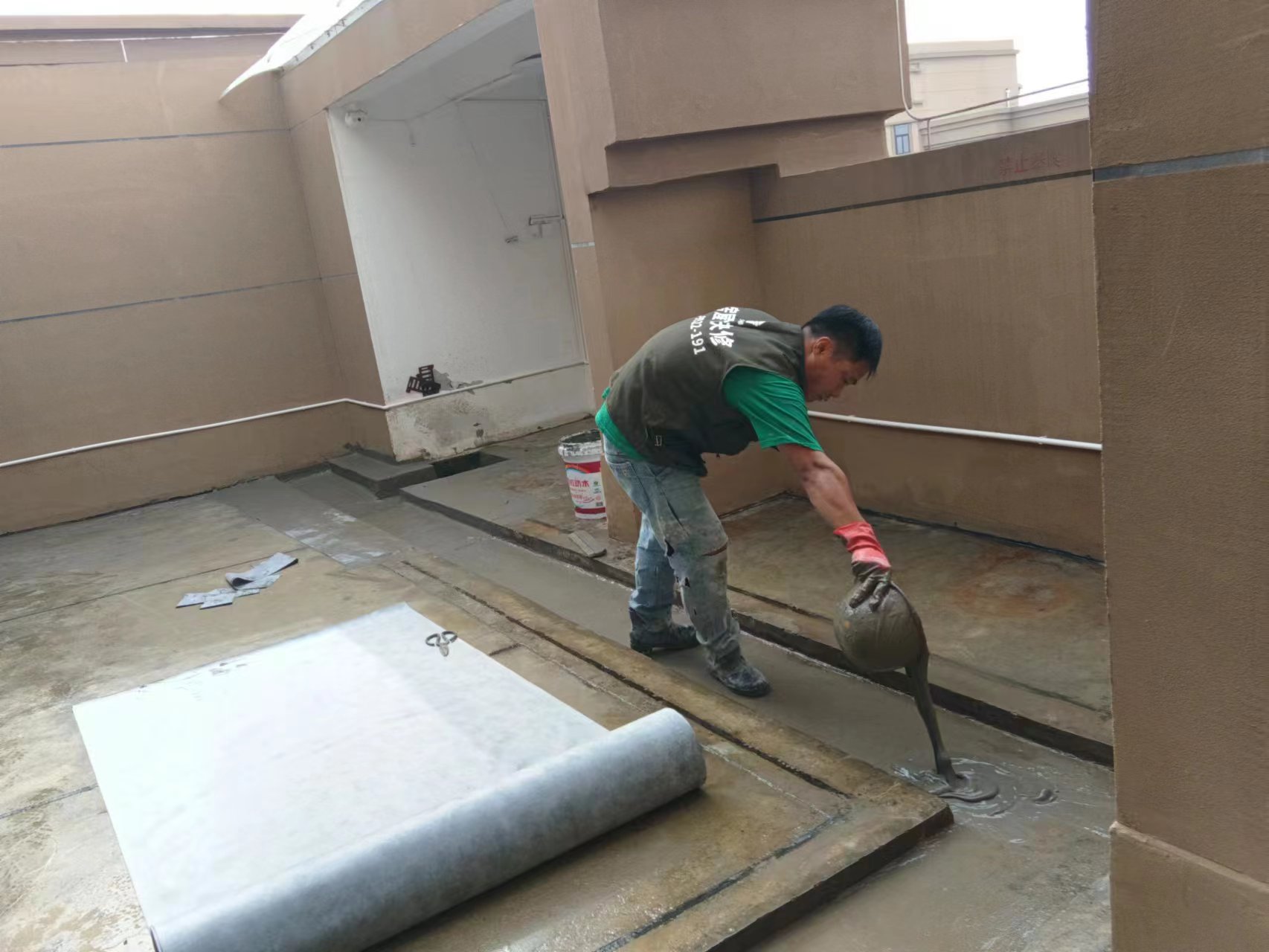 陽臺(tái)漏水找什么師傅維修